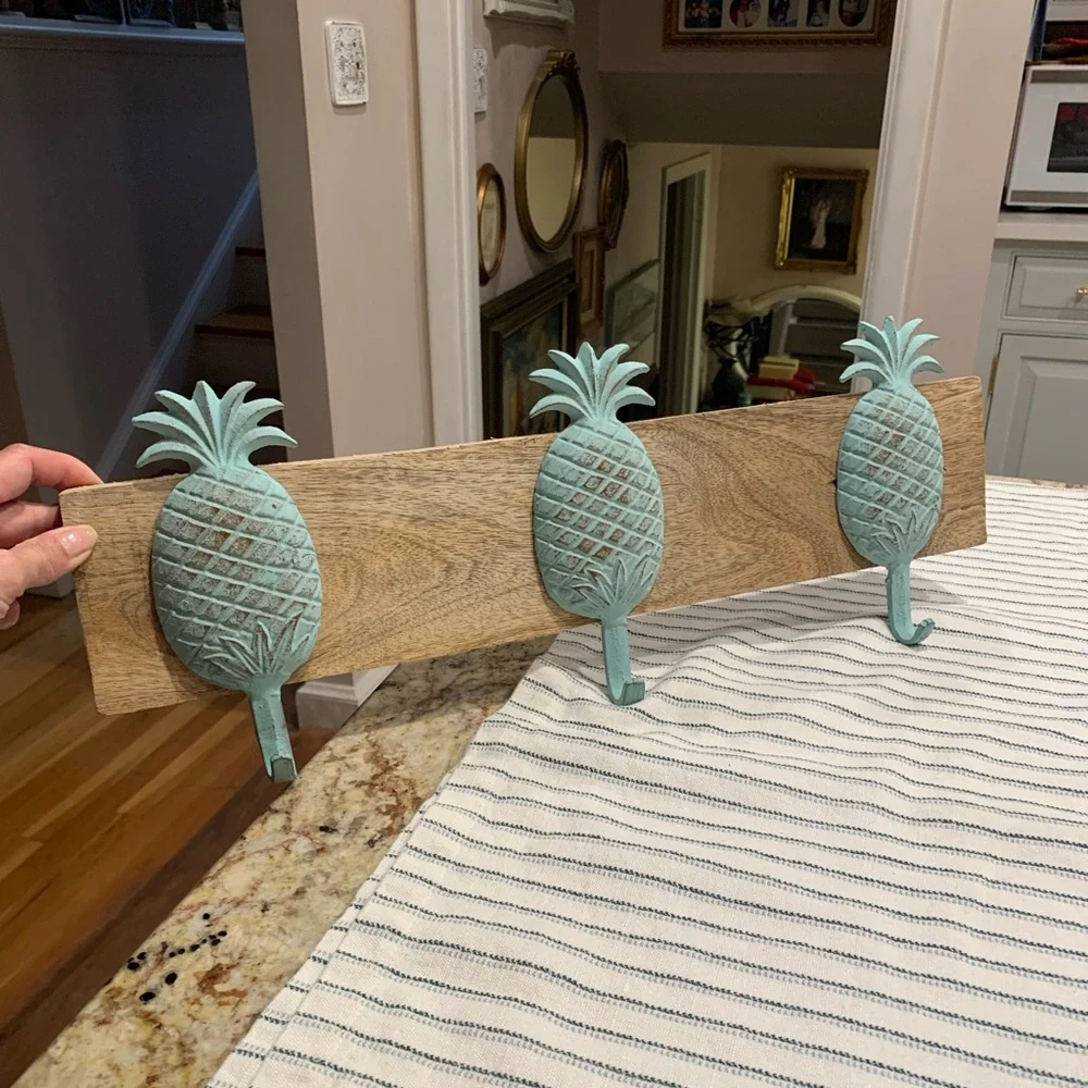 Pineapple Design Wooden Wall Hook Rack - Brown and Green